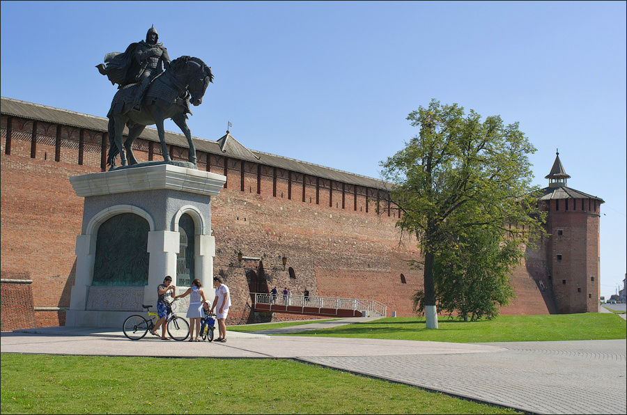 Памятник Дмитрию Донскому и Грановитая башня Коломна, Россия