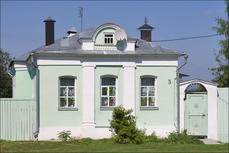 Простой купеческий дом со спутниковой тарелкой Коломна, Россия