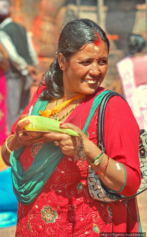 среди подношений Шиве было много продолговатых овощей. как эта кукуруза :) Бхактапур, Непал