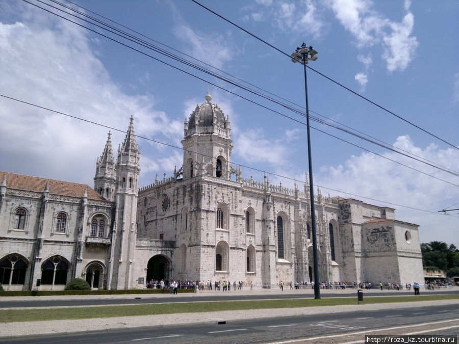 в арке вход в собор Иеронимов Лиссабон, Португалия