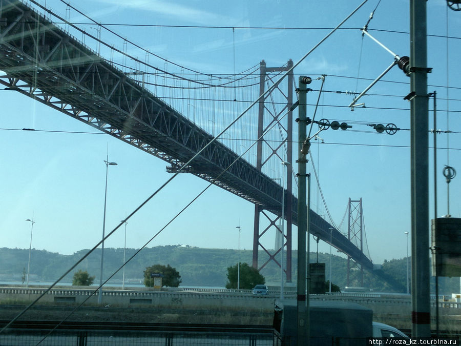 вид на мост из экскурсионного автобуса Лиссабон, Португалия