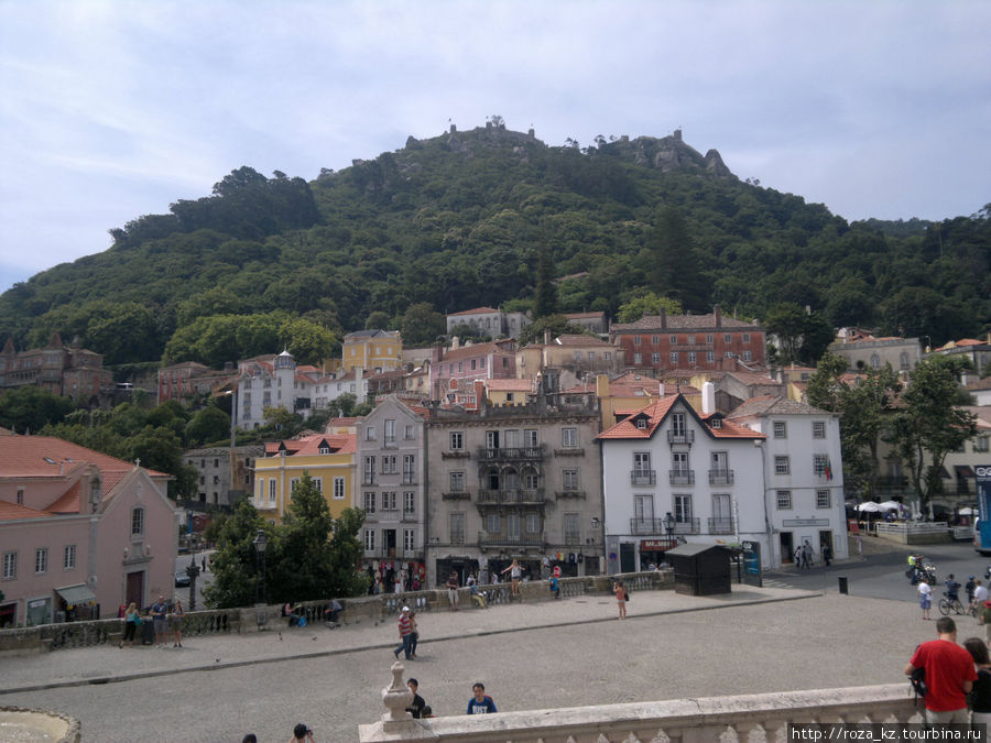на холме видны Дворец Пена и замок Мавров Синтра, Португалия