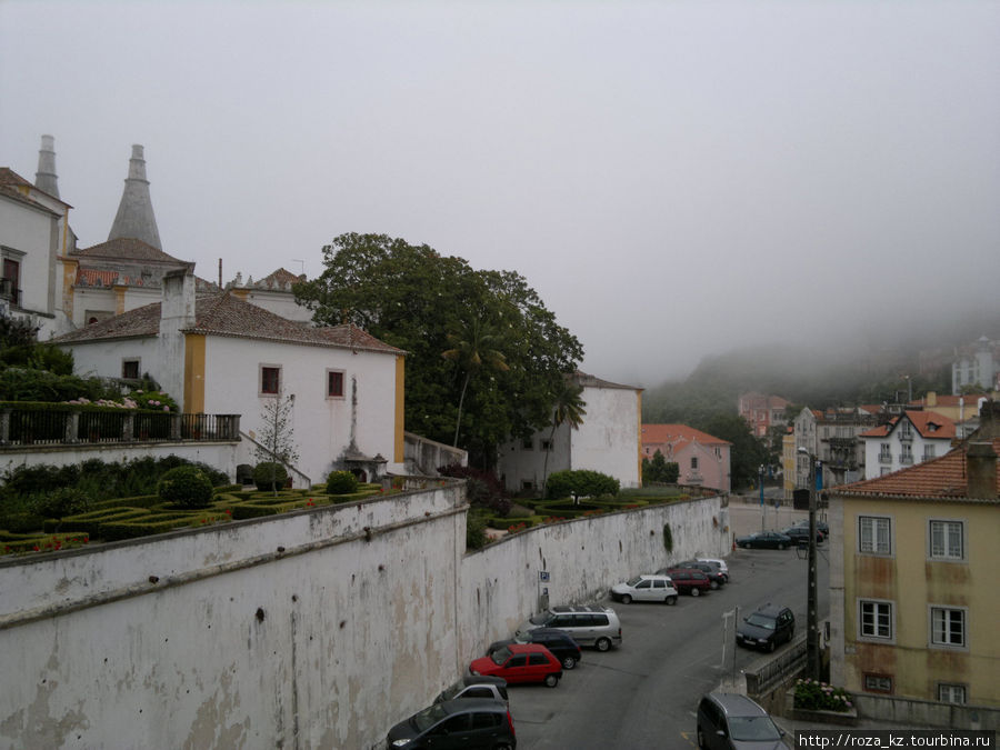 Туманным утром вид вправо из окна номера Синтра, Португалия