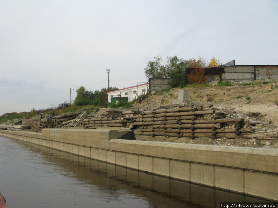Видно, что раньше воды в реке было больше и набережная выше Сургут, Россия