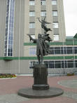 Статуя Пушкина (и муза — сзади)