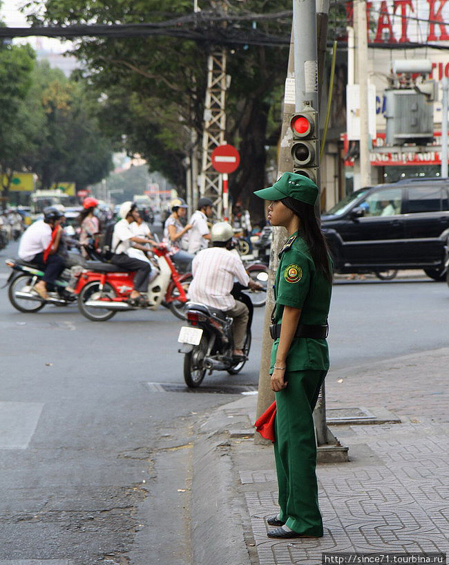 31.   Туристическая полиция заботится о порядке в центре Хошимин, Вьетнам