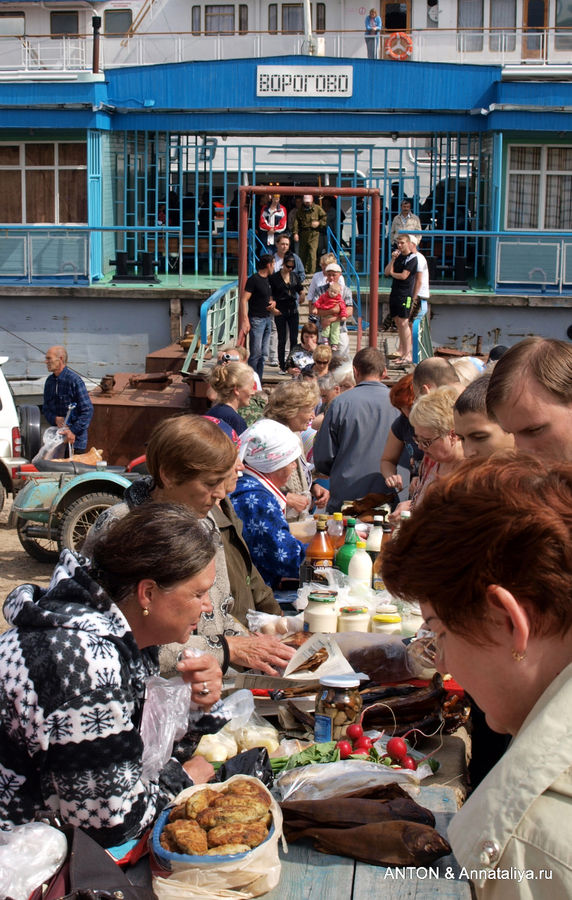 Рынок у пристани в селе Ворогово. Красноярский край, Россия