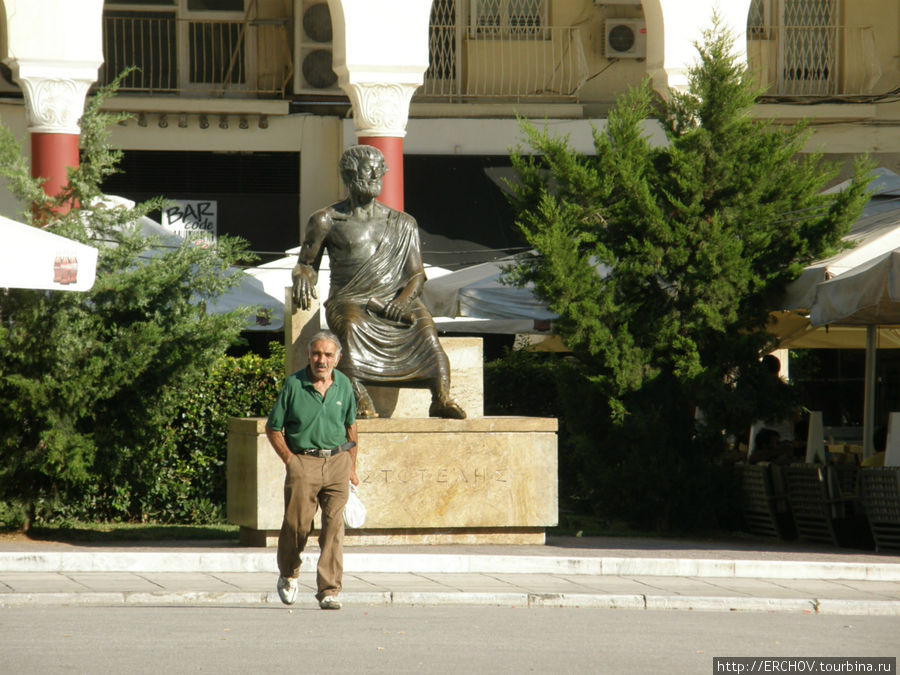 Памятник Аристотелю на одноимённой площади.