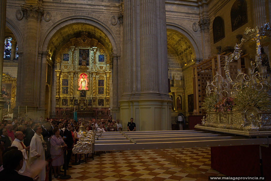 Народ почитает святой образ, покоящийся на носилках Малага, Испания