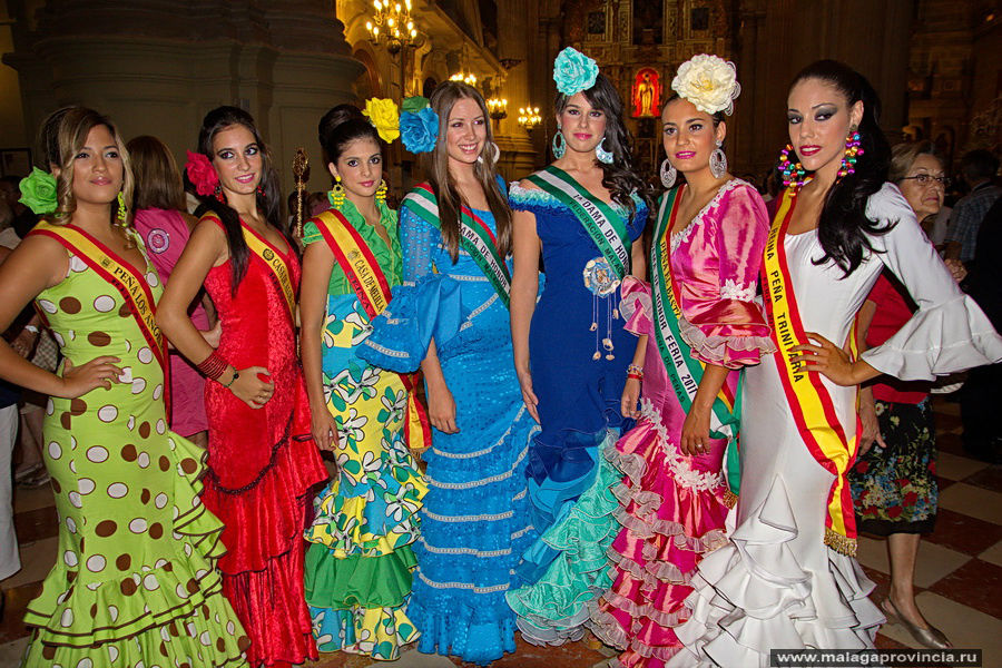 Дамы из свиты королевы красоты предыдущего праздника — ферии Малаги — победительницы местных конкурсов красоты различных группировок по интересам Малага, Испания