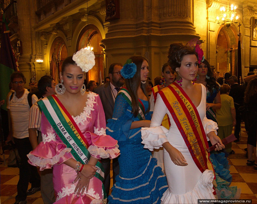 Вот она, справа — королева Reina красоты ферии Малаги Малага, Испания
