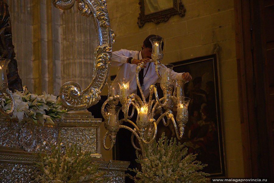 так зажигают свечки в канделябрах трона Малага, Испания