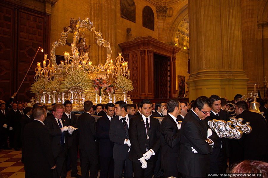 так зажигают свечки в канделябрах трона Малага, Испания