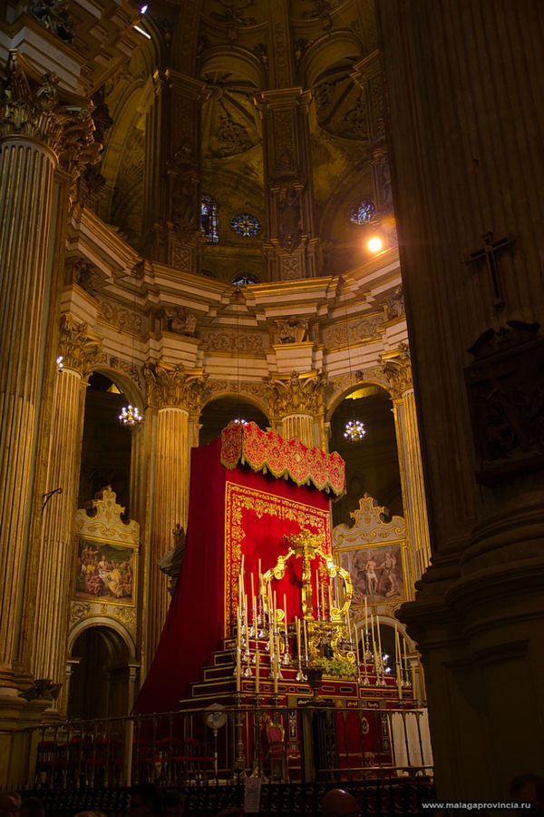 алтарь, на котором почти 10 дней находилась статуя Св. Девы Малага, Испания