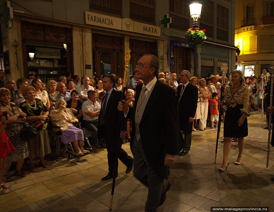 Мэр города проходит по главной его улице Малага, Испания