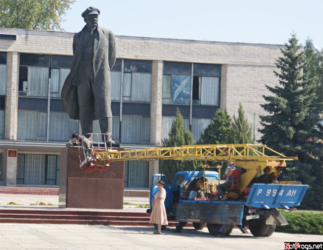 Памятник тоже готовят к празднику