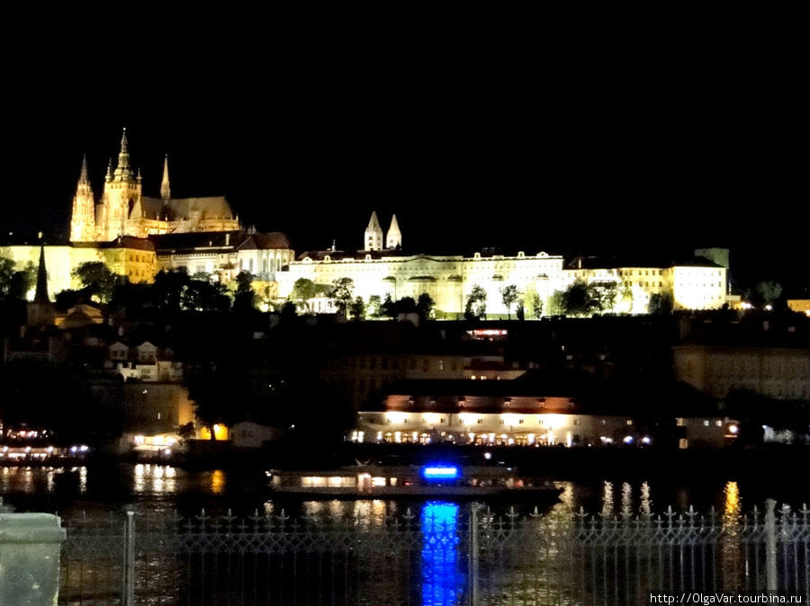 Тихо ночь опускалась  на город, и зажглись за окном фонари… Прага, Чехия