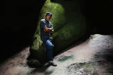 Индеец в пещере на Рорайме.
