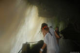 Внутри водопада на реке Каррао.