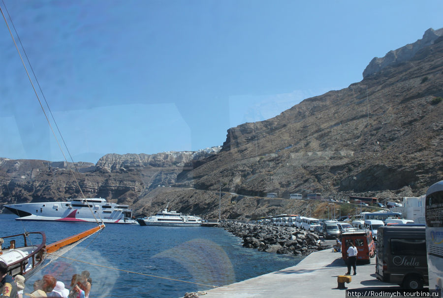 Вереница автобусов, которая поедет объезжать остров и большинство по одному маршруту Остров Санторини, Греция