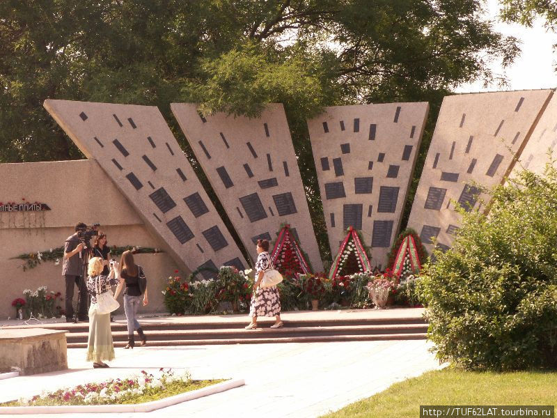 Мемориал, построенный к пятилетию Бендерской трагедии в 1997 году, стал не просто памятником тем, кто погиб, защищая город, это напоминание всем, кто жив сегодня о тех долгих 40 днях и ночах, когда свистели пули, гремели взрывы, гибли люди. Бендеры, Приднестровская Молдавская Республика
