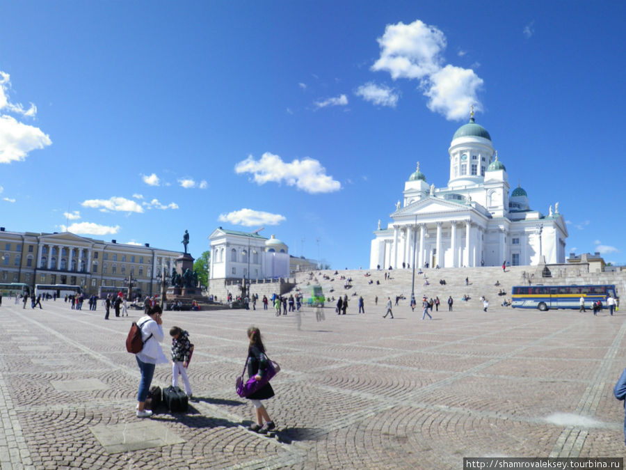Сенатская площадь, слева — здание университета Хельсинки, Финляндия