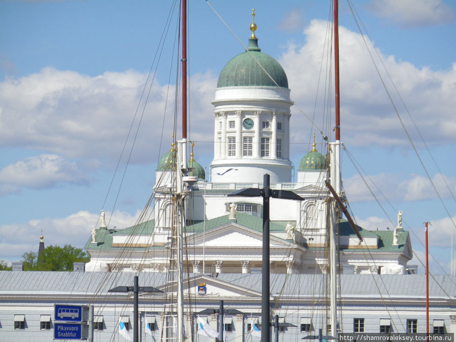 Купол собора со стороны торговой площади Хельсинки, Финляндия