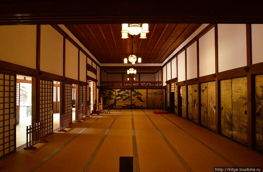 Один из залов (кажется, именно здесь в дальнем конце самоубился кто-то из Тоётоми) Коя, Япония