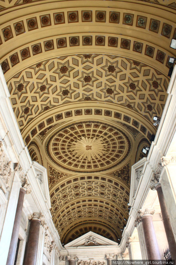 Портик церкви Санта-Мария-Маджоре Рим, Италия