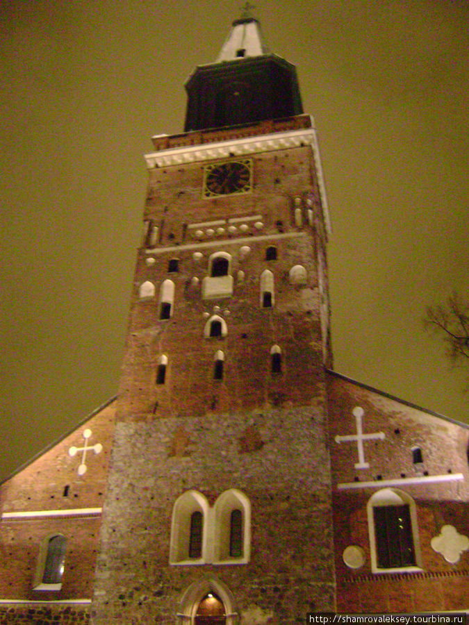 На Кафедральный Собор города Турку опускалась ночь Турку, Финляндия
