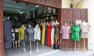 В Хой Ане можно пошить себе одежду на заказ. Зимнее шерстяное полупальто стоит около $50 , простое летнее платье около $15.