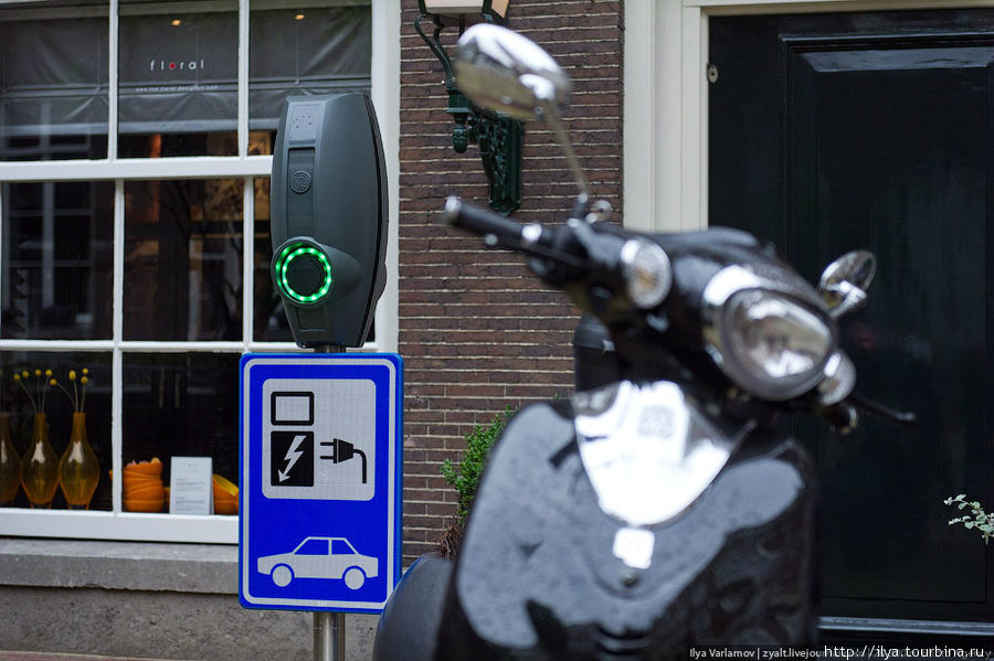 Место для зарядки электромобиля. Амстердам, Нидерланды