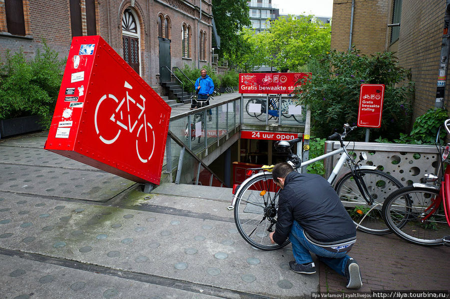 Подземная стоянка для велосипедов. Амстердам, Нидерланды