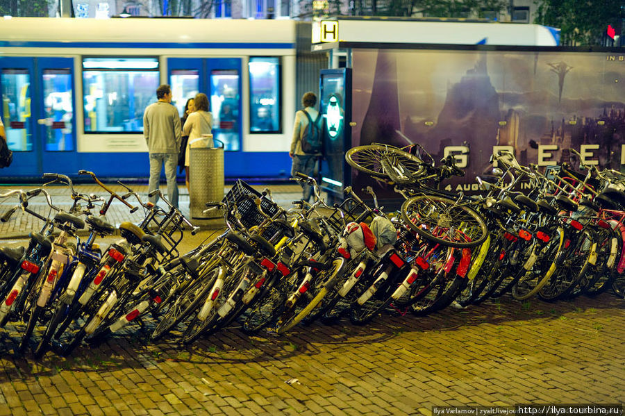 Велосипедов очень много. Иногда найти место для парковки велосипеда труднее, чем для машины. Эффект домино... Амстердам, Нидерланды