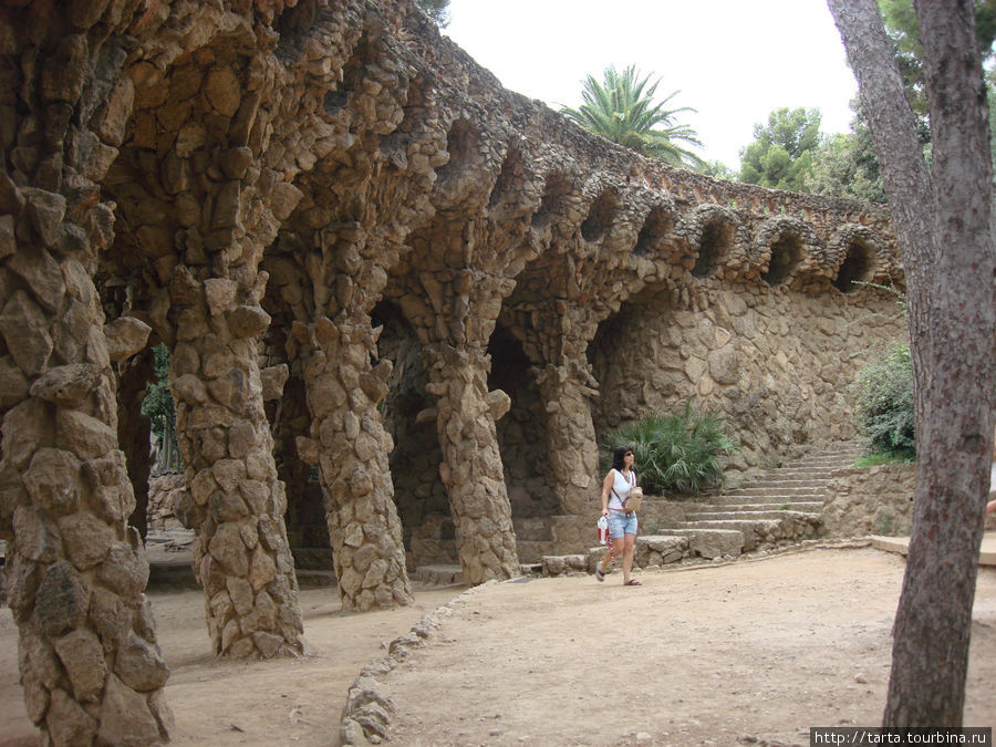 Одно из удивительных творений Антонио Гауди - парк Гуэль Барселона, Испания
