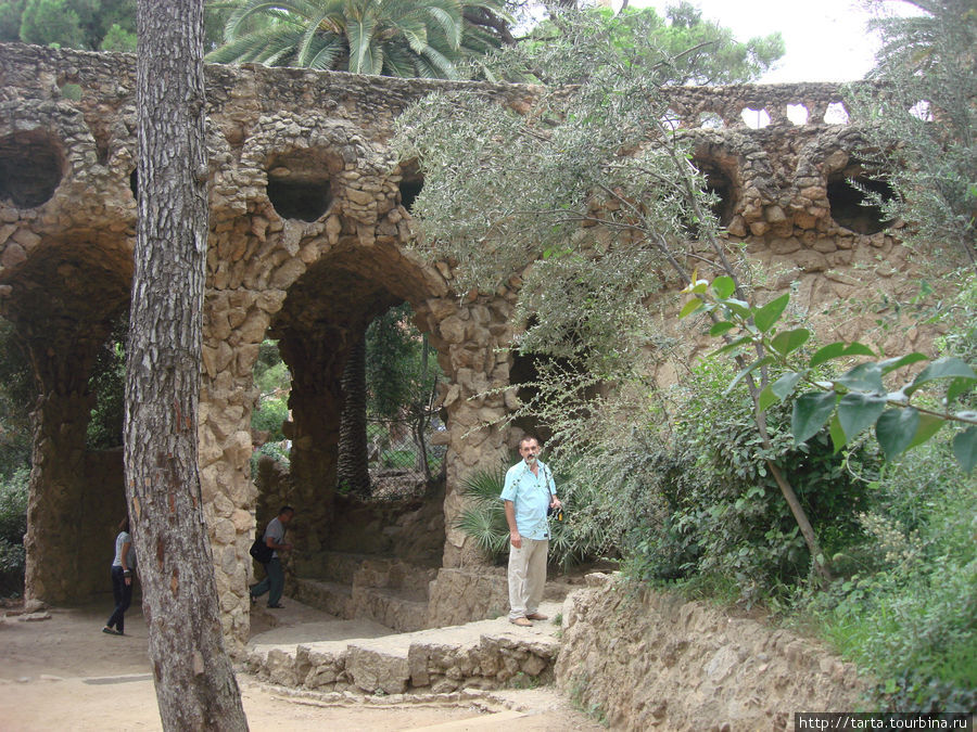 Одно из удивительных творений Антонио Гауди - парк Гуэль Барселона, Испания