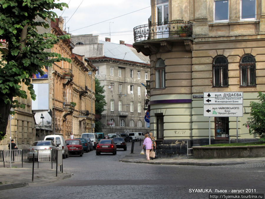 Перекресток. Улица Дудаева когда-то была улицей Лермонтова. Украина