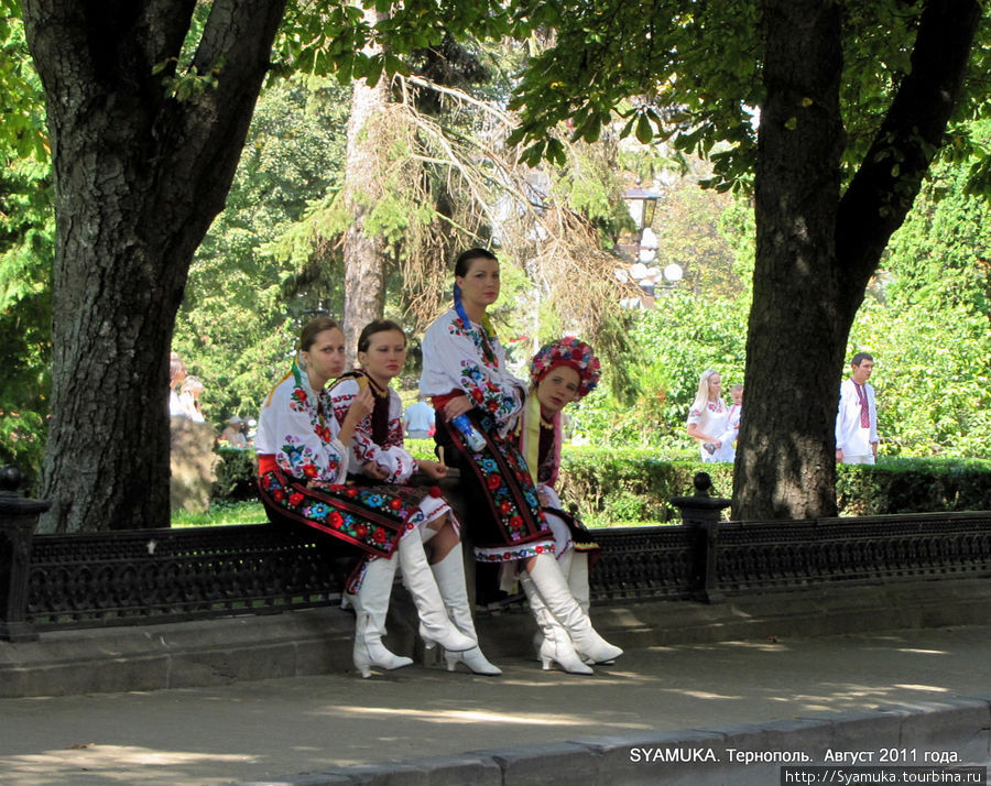 Девушки в национальных костюмах. Украина