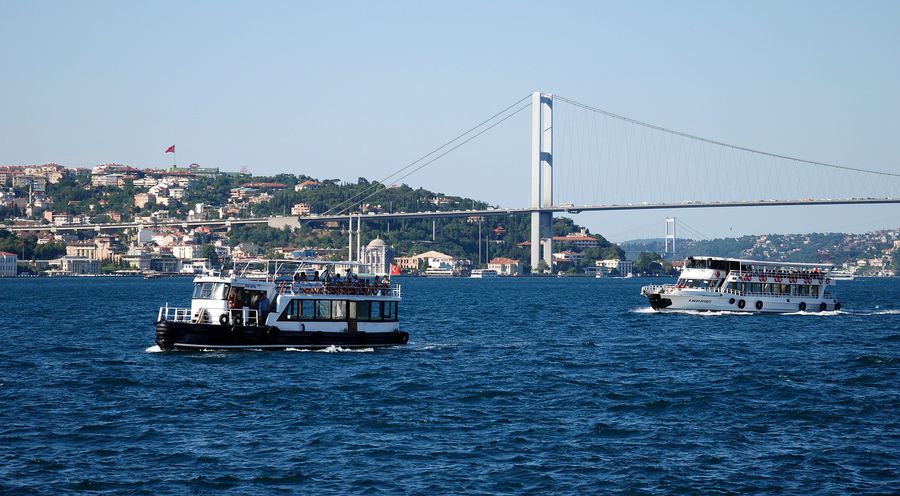 Через пролив Босфор вместе с жителями Стамбула Стамбул, Турция