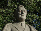 памятник Рузвельту немного отделали вандалы