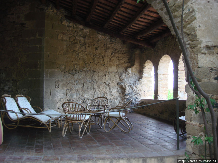 Средневековый замок Пуболь - подарок Дали своей жене Гала Пуболь, Испания