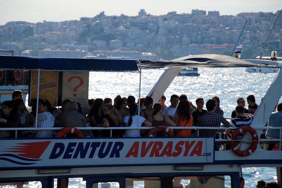 Через пролив Босфор вместе с жителями Стамбула Стамбул, Турция