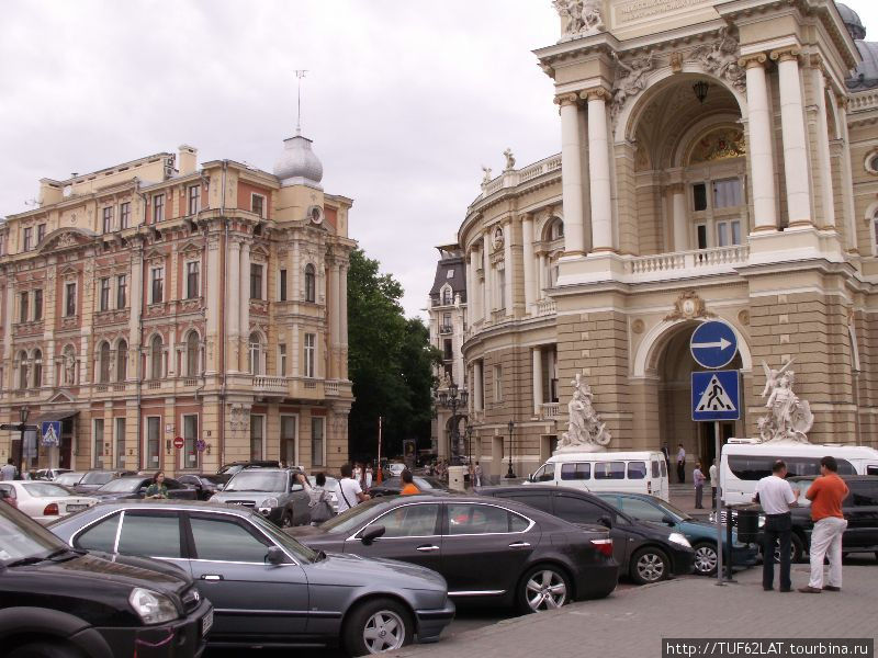 Оперный, архитектура и люди. Одесса, Украина