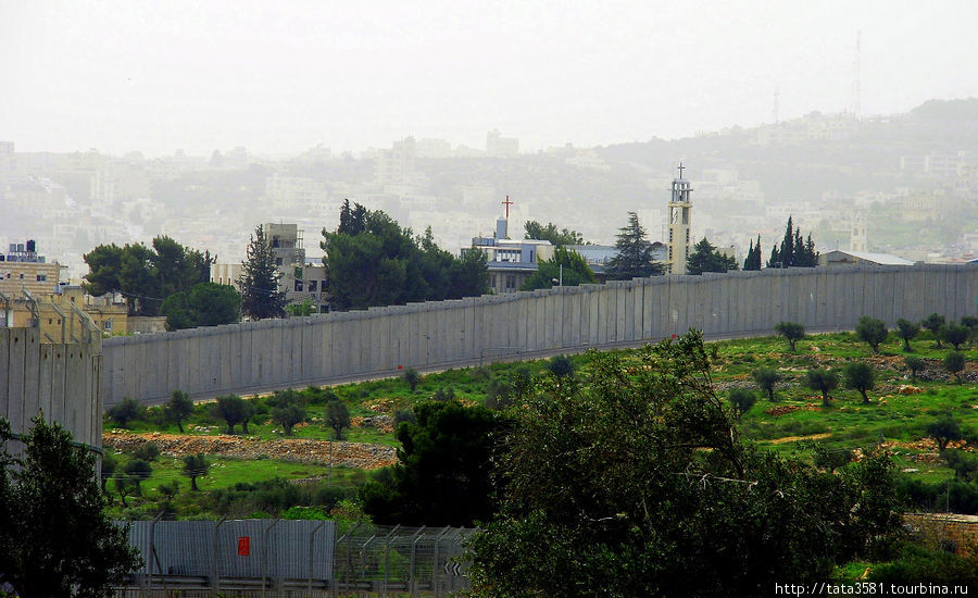 Вифлеем отделен от Израиля бетонной разделительной стеной, чтобы попасть в город надо пройти через контрольно-пропускной пункт. Западный берег реки Иордан, Палестина