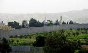 Вифлеем отделен от Израиля бетонной разделительной стеной, чтобы попасть в город надо пройти через контрольно-пропускной пункт.
