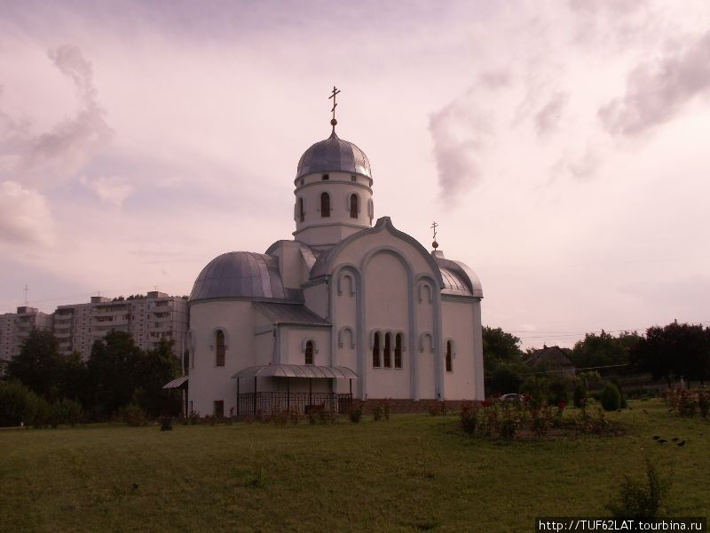 Церковь праведных Богоотец Иоакима и Анны.Названа в честь родителей Божьей Матери – Девы Марии. Заложена 22 сентября 2003 года при въезде в город со стороны Кишинёва на пересечении улиц Ермакова и Кишинёвской. Строительство храма велось исключительно на пожертвования физических и юридических лиц. В сентябре 2004 года, в день прибытия из Одессы иконы «Живоносный источник», вокруг ещё строящегося храма был совершен крестный ход. Бендеры, Приднестровская Молдавская Республика