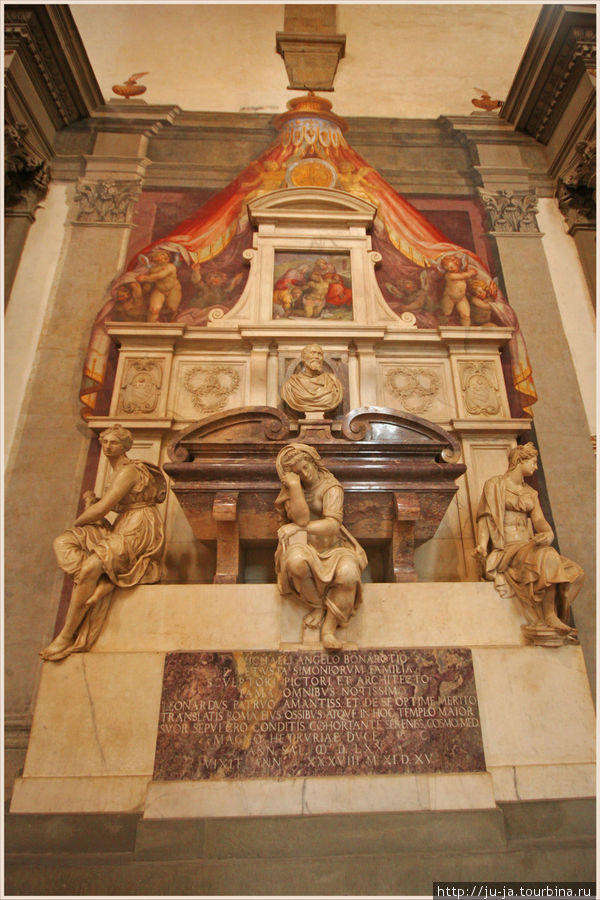 В базилике находится множества захоронений и памятных досок известных людей Италии. Гробница Микеланджело. Флоренция, Италия