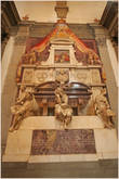 В базилике находится множества захоронений и памятных досок известных людей Италии. Гробница Микеланджело.