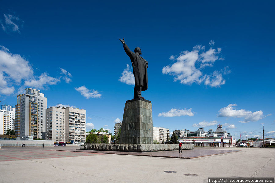 Вроде бы это один из самых больших памятников Ленину то ли в России, то ли вообще в мире. Реально большой, тут коммунисты любят встречаться. Нижний Новгород, Россия
