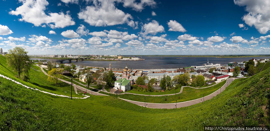 Ока, Волга, Стрелка, справа виднеется Речной вокзал. Нижний Новгород, Россия